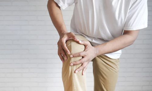 A-person-with-knee-pain.