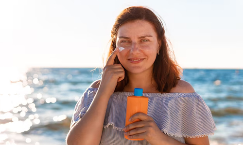 Woman-applying-sunscreen
