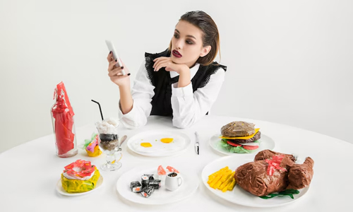 A-woman-sees-her-phone