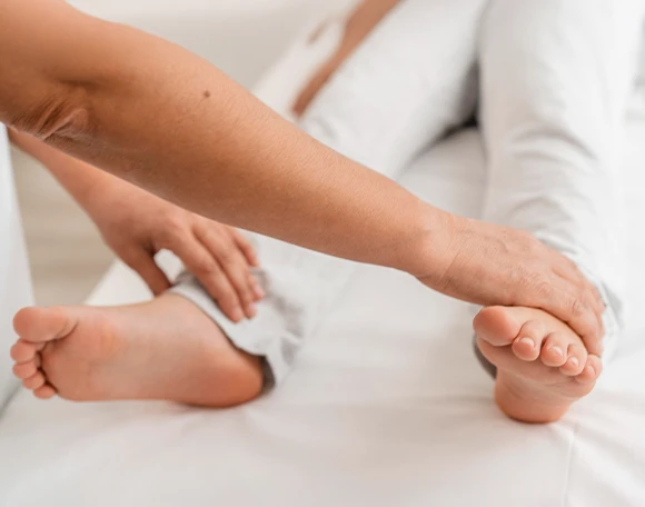 Diabetic Swelling in Feet: Causes, Symptoms, and Relief Tips