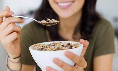 A women having a bowl of flax seed for eating.