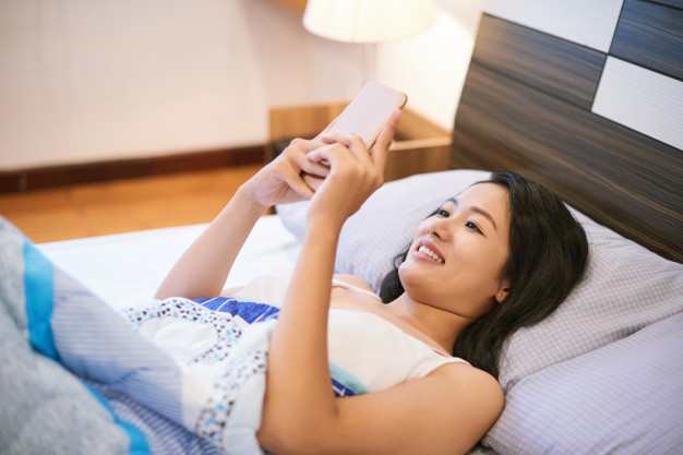 Strictly-No-to-Electronic-Devices-in-the-Bedroom