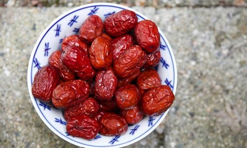 Bowl filled with dried jujube fruit, showing a common way jujubes are eaten.