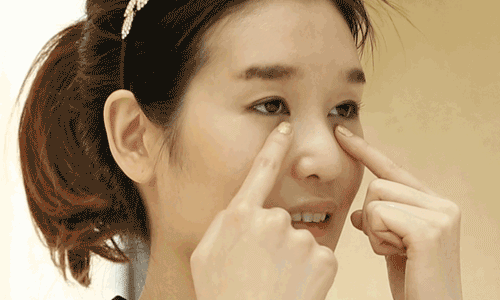 Gentle-Eye-Massage
