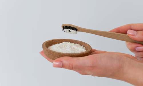Baking soda to whiten your teeth