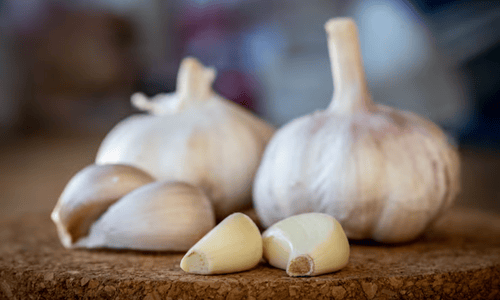 Raw garlic is a natural food poisoning remedy