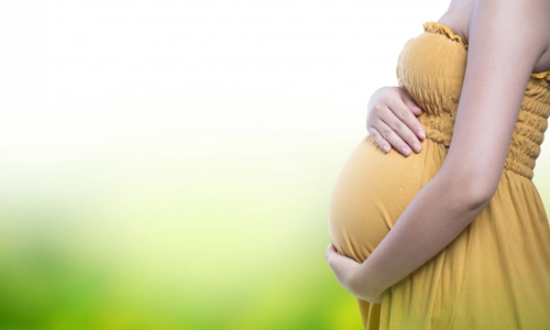 Side profile of a pregnant woman, representing normal and healthy weight gain progression.
