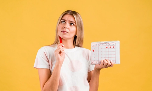 Image of a woman thinking and holding a period calendar in yellow background.