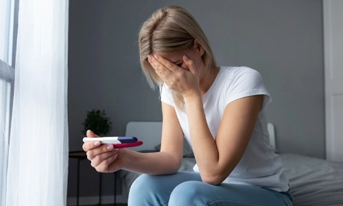 Woman in a medical consultation discussing infertility and ways to reduce the risk of miscarriage.
